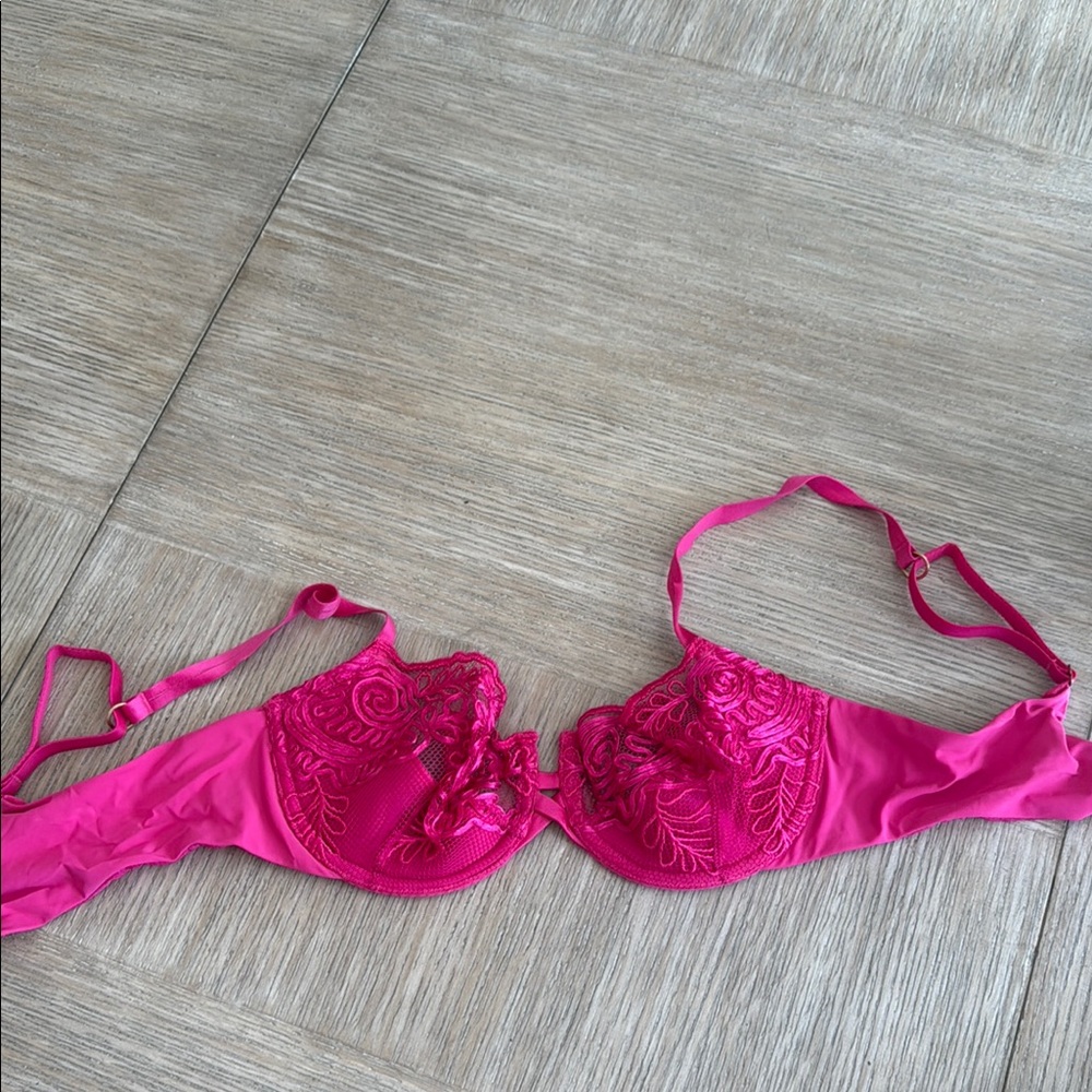 EUC Victoria’s Secret Very sexy Elegant Pink Lace Bra 34d